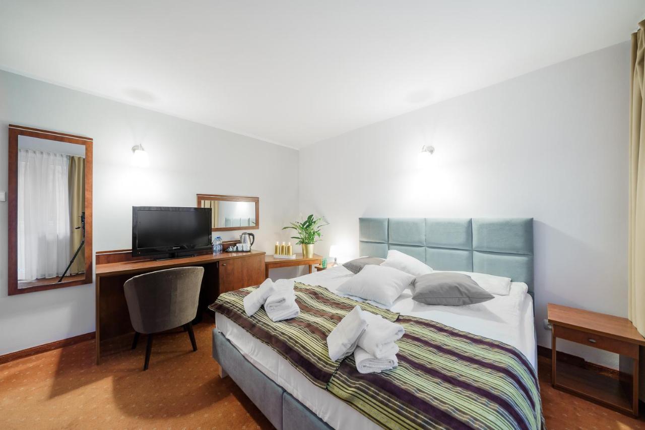 Promenada Zegrze Hotel Бялобжеги Екстериор снимка