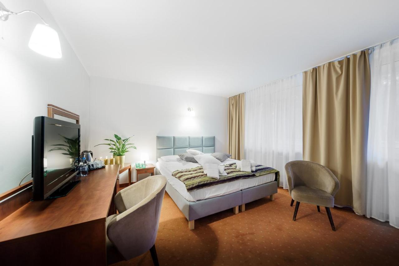 Promenada Zegrze Hotel Бялобжеги Екстериор снимка