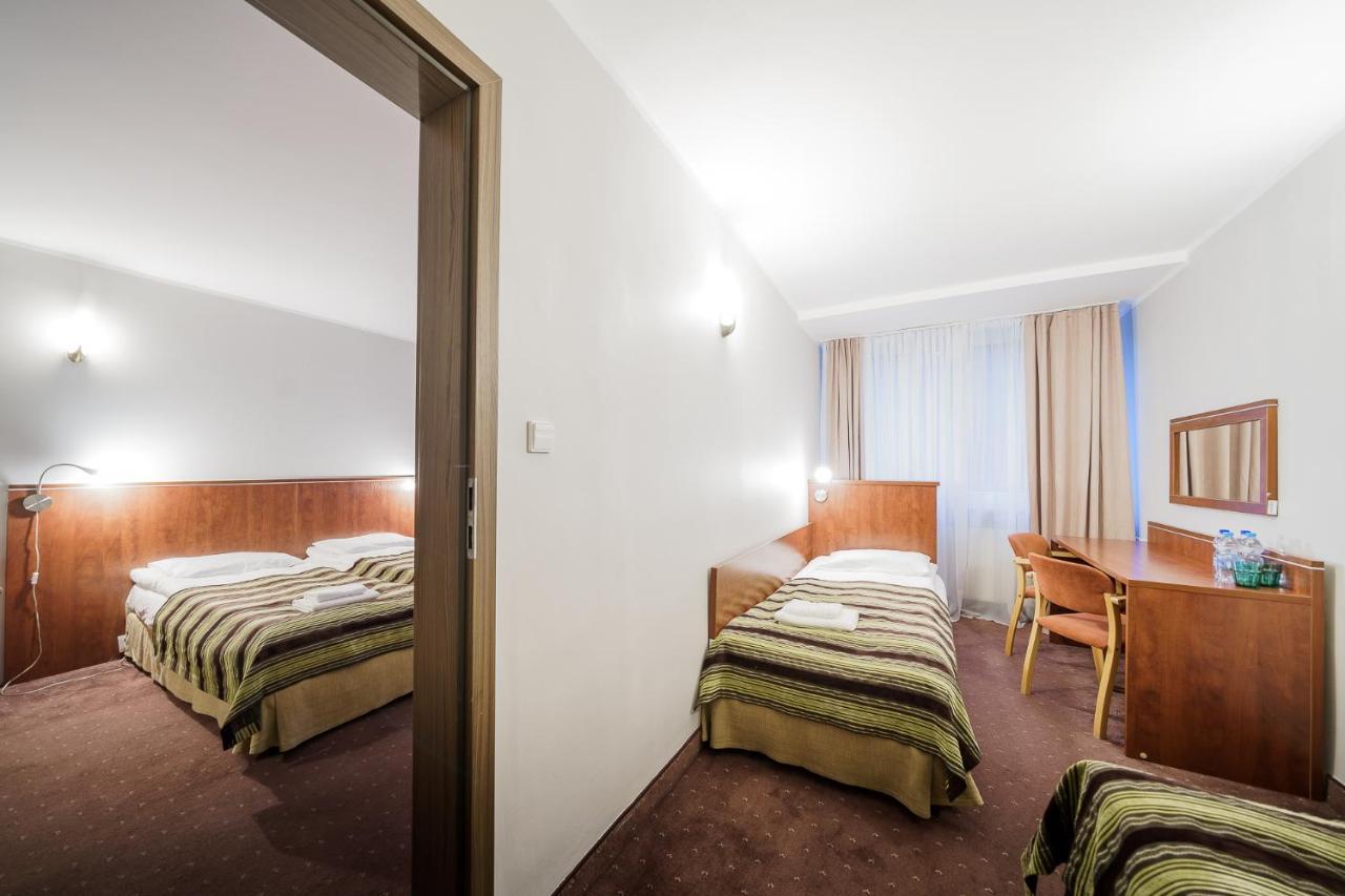 Promenada Zegrze Hotel Бялобжеги Екстериор снимка
